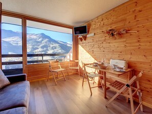 TV - Renovated slopeside studio with balcony, 3 people (Les Menuires)
