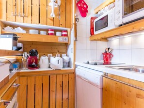 Kylskåp, mikrovågsugn, diskmaskin och kaffe- och tebryggare