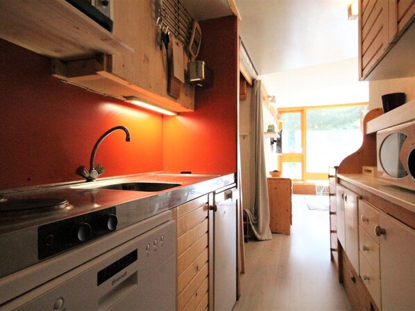 Kylskåp, mikrovågsugn, spishäll och diskmaskin