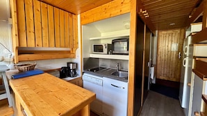 Coffee/tea maker, fridge, microwave, stovetop