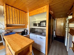Frigorífico, microondas, placa de cocina y lavavajillas