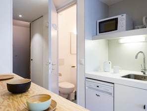 Réfrigérateur, micro-ondes, plaque de cuisson, lave-vaisselle