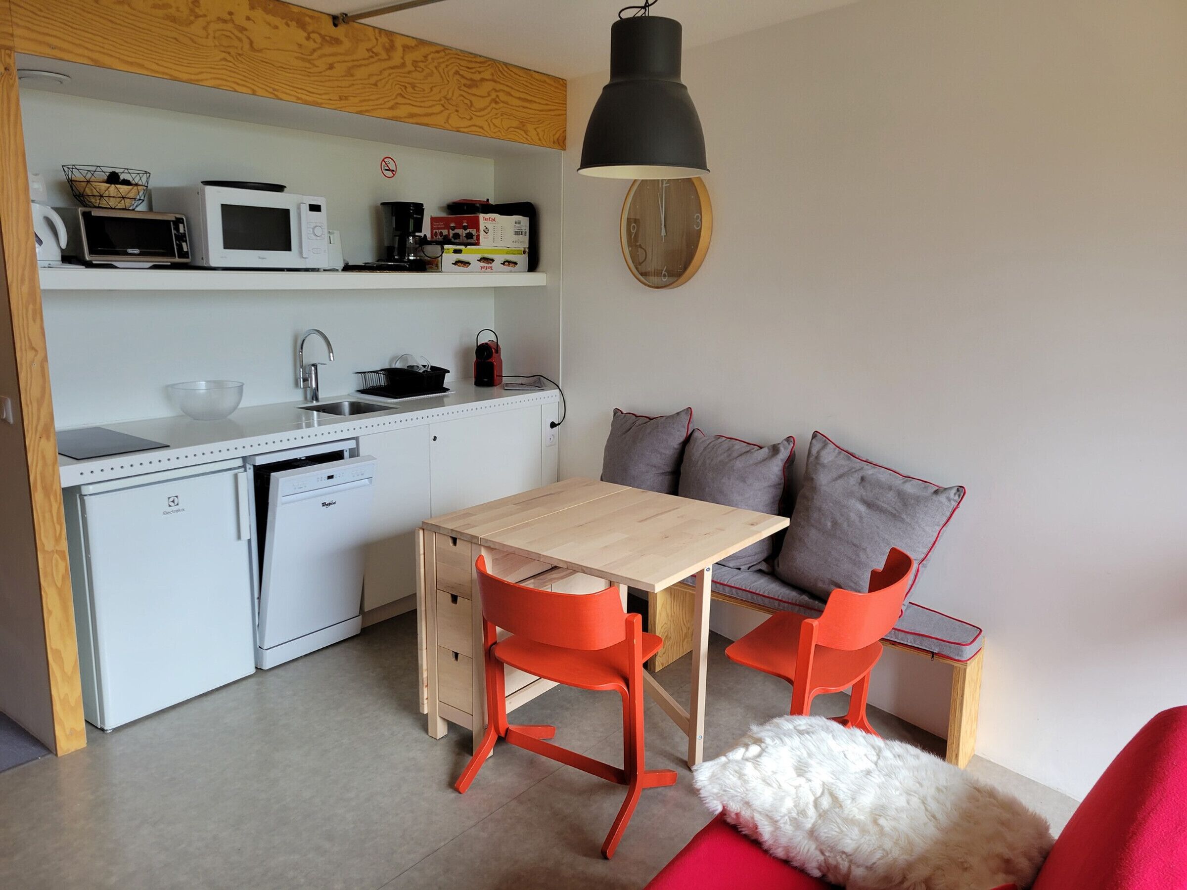 Een koelkast, een oven, een kookplaat, een vaatwasser