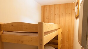 Un letto a castello con struttura in legno e materasso.