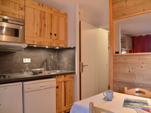 Fridge, dishwasher, coffee/tea maker, toaster