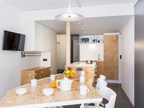 Réfrigérateur, un four, surface de cuisson, lave-vaisselle