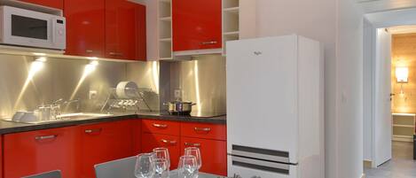 Een koelkast, een vaatwasser, een koffiezetapparaat/waterkoker