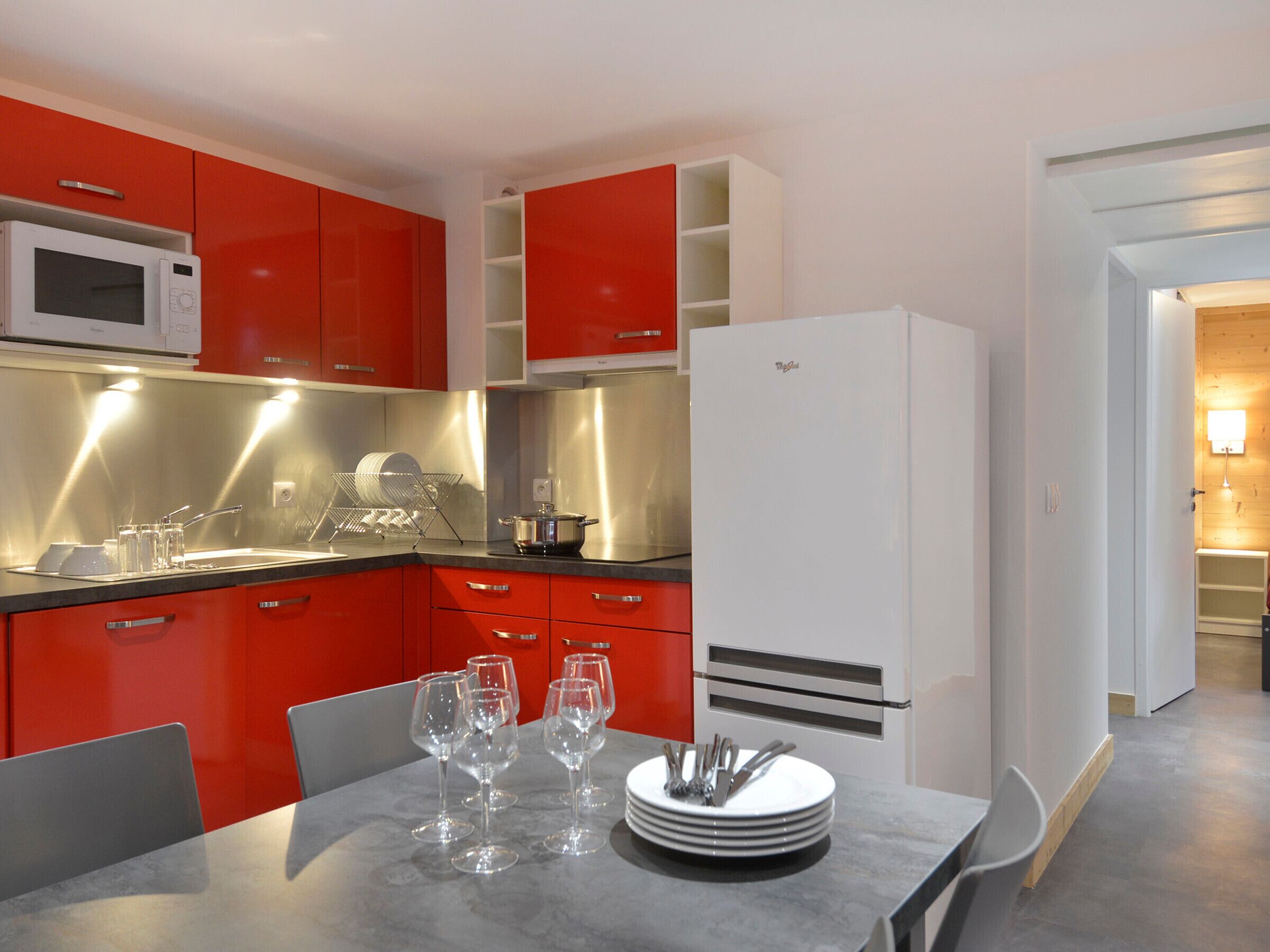 Kjøleskap, oppvaskmaskin, kaffetrakter/tekoker og brødrister