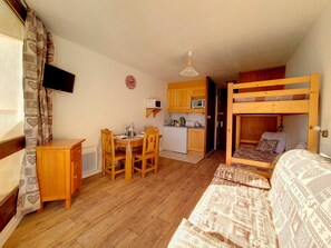 Interior - Bright Studio Ski-In/Ski-Out with Balcony – Sleeps 3 (Les Menuires)