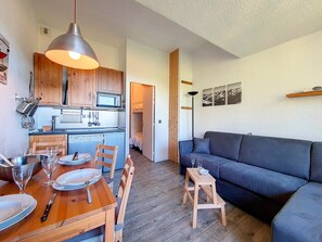 TV - Renovated studio at slopes, balcony, sleeps 4, Les Menuires (Les Menuires)