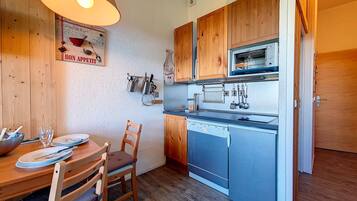 Jääkaappi, astianpesukone, kahvin-/teenkeitin, leivänpaahdin