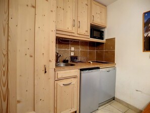 Fridge, microwave, dishwasher, coffee/tea maker