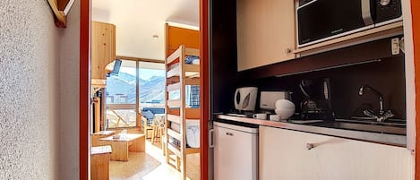 Fridge, dishwasher, coffee/tea maker, toaster