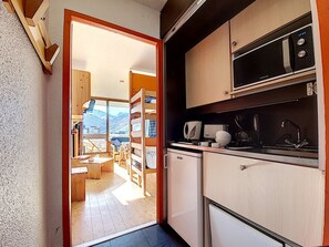 Fridge, dishwasher, coffee/tea maker, toaster - Bright studio with balcony on the slopes (Les Menuires)