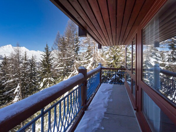 Property grounds - Renovated quiet 3-room apartment 54m² with balcony, TV and WiFi (Les Arcs 1800)