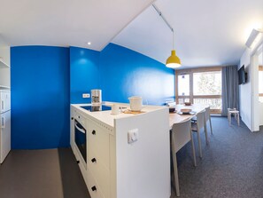 Fridge, microwave, oven, stovetop - Renovated quiet 3-room apartment 54m² with balcony, TV and WiFi (Les Arcs 1800)