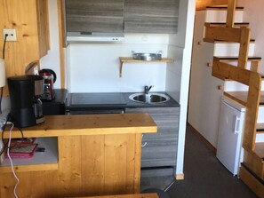 Kühlschrank, Mikrowelle, Herdplatte, Geschirrspüler