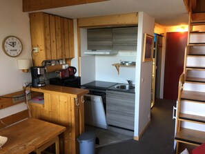 Réfrigérateur, micro-ondes, plaque de cuisson, lave-vaisselle