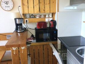 Een koelkast, een microgolfoven, een kookplaat, een vaatwasser