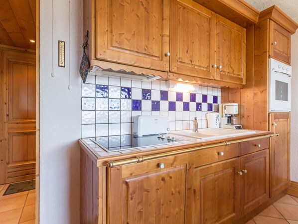 Fridge, oven, stovetop, dishwasher - Bright apartment in quiet area with balcony and ski-in ski-out access (Les Arcs 1800)