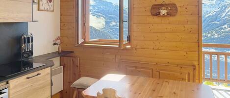 Fridge, microwave, dishwasher, coffee/tea maker