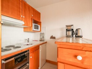 Refrigerador, microondas, lavavajillas y cafetera y tetera