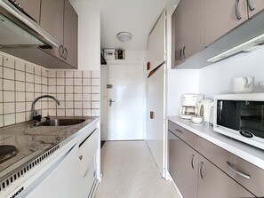 Kylskåp, mikrovågsugn, diskmaskin och kaffe- och tebryggare