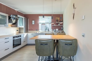 Fridge, oven, stovetop, dishwasher