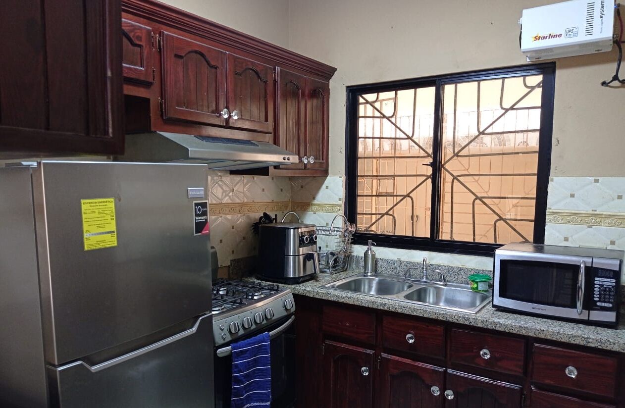 Réfrigérateur, micro-ondes, four, cafetière/bouilloire