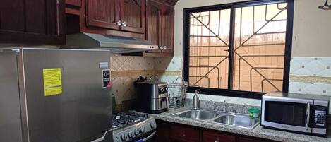 Kühlschrank, Mikrowelle, Ofen, Wasserkocher mit Kaffee-/Teezubehör