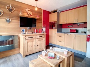 Fridge, microwave, dishwasher, coffee/tea maker - Renovated, bright studio with ski-in/ski-out access (Les Menuires)