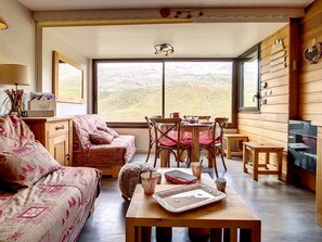 TV - Renovated, bright studio with ski-in/ski-out access (Les Menuires)