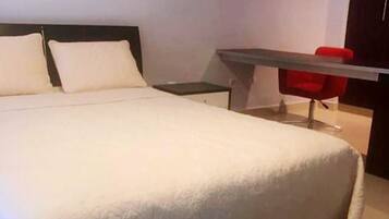 1 habitación, escritorio, tabla de planchar con plancha y wifi gratis