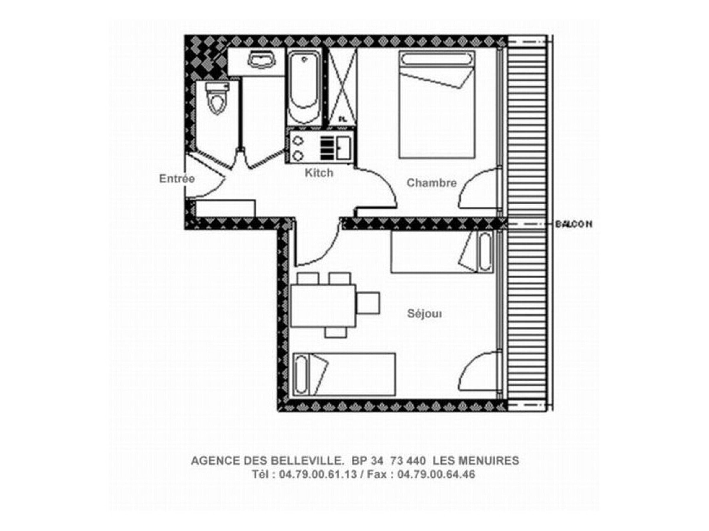 Et plan over et hotel med markerede værelser, herunder indgang, køkken, soveværelse, badeværelse og balkon.