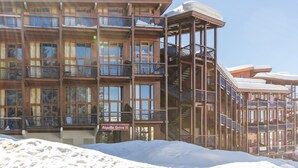 Un immeuble à plusieurs étages, doté de balcons et d’une enseigne indiquant « Alguillo Grive II ».