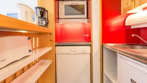 A compact kitchen with a microwave, a coffee maker, and a dishwasher. - Bright studio · Ski-in/Ski-out · South balcony · Sleeps 4 (Les Arcs 2000)