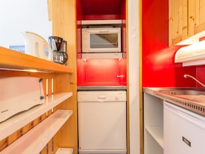 Fridge, dishwasher, coffee/tea maker, toaster
