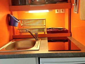 KylskÄp, spishÀll, diskmaskin och kaffe- och tebryggare