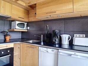 Fridge, microwave, oven, dishwasher - Renovated Ski-In/Ski-Out Apartment with Balcony in Les Menuires (Les Menuires)
