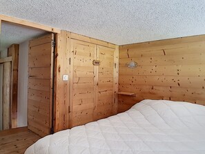 1 bedroom - Renovated Ski-In/Ski-Out Apartment with Balcony in Les Menuires (Les Menuires)