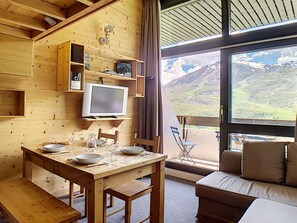 TV - Renovated Ski-In/Ski-Out Apartment with Balcony in Les Menuires (Les Menuires)