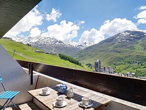 Outdoor dining - Renovated Ski-In/Ski-Out Apartment with Balcony in Les Menuires (Les Menuires)
