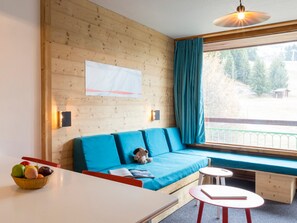 TV - Ski-in studio with balcony – Sleeps 5 (Les Arcs 1800)