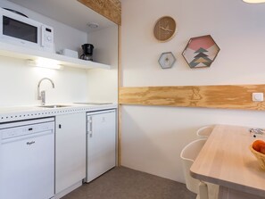 Køleskab, kogeplade, opvaskemaskine, kaffe-/temaskine