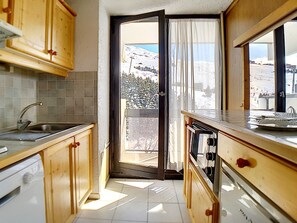 Réfrigérateur, four, lave-vaisselle, cafetière/bouilloire