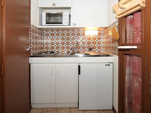 Fridge, coffee/tea maker