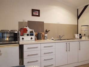 Een koelkast, een oven, een kookplaat, een koffiezetapparaat/waterkoker