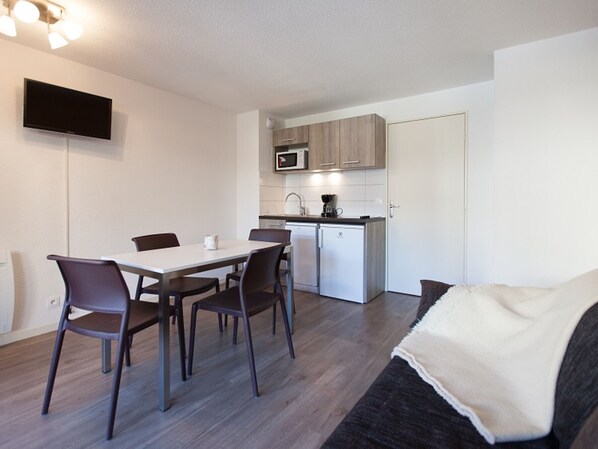 Dining - Renovated, comfortable studio · Direct slope access · WIFI · Pets allowed (Briançon)