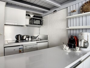 Fridge, oven, dishwasher, coffee/tea maker - Modern Duplex in Les Menuires · Sleeps 6 · Ski-in/Ski-out (Les Menuires)