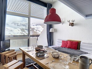 Dining - Modern Duplex in Les Menuires · Sleeps 6 · Ski-in/Ski-out (Les Menuires)